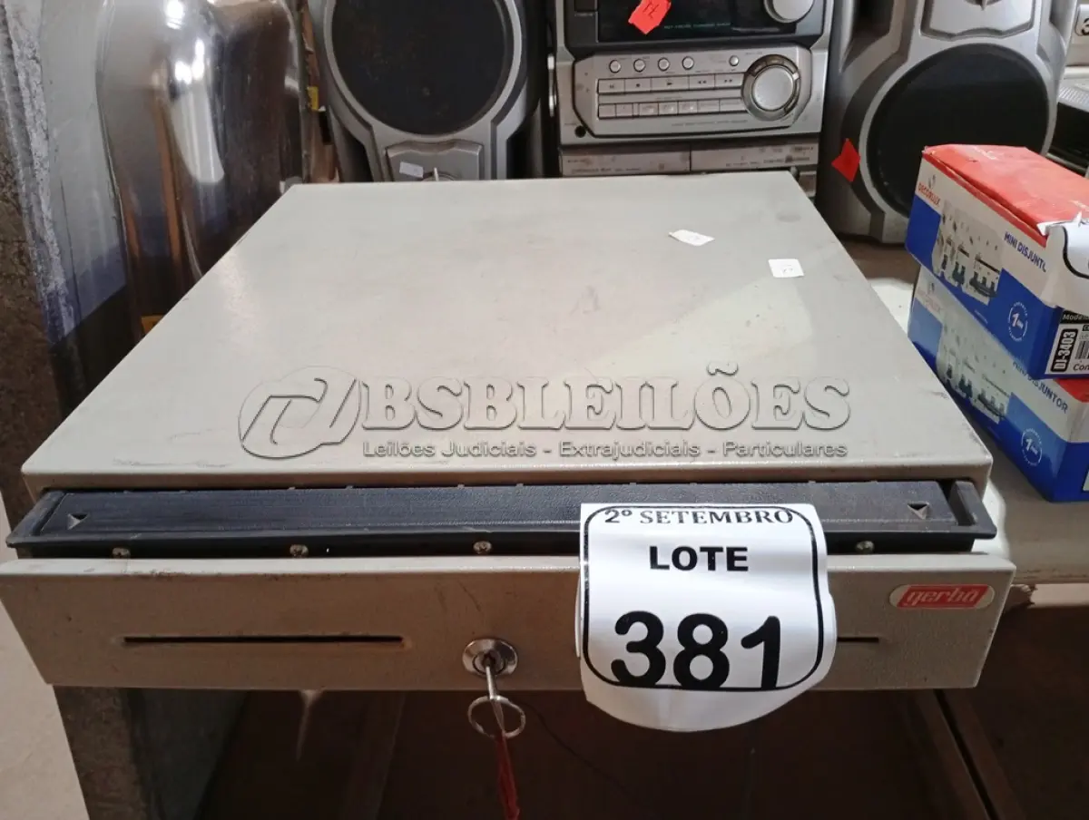 LOTE 381 - 01 CAIXA REGISTRADORA. (NO ESTADO) ATENÇÃO! FAZER A VISITAÇÃO ANTES DE ARREMATAR, NÃO SABEMOS SE FUNCIONA. LEILÃO NÃO TEM GARANTIA E NEM DEVOLUÇÃO, SUJEITO A POSSÍVEIS AVARIAS VISÍVEIS/OCULTAS E/OU AUSÊNCIA DE COMPONENTES.