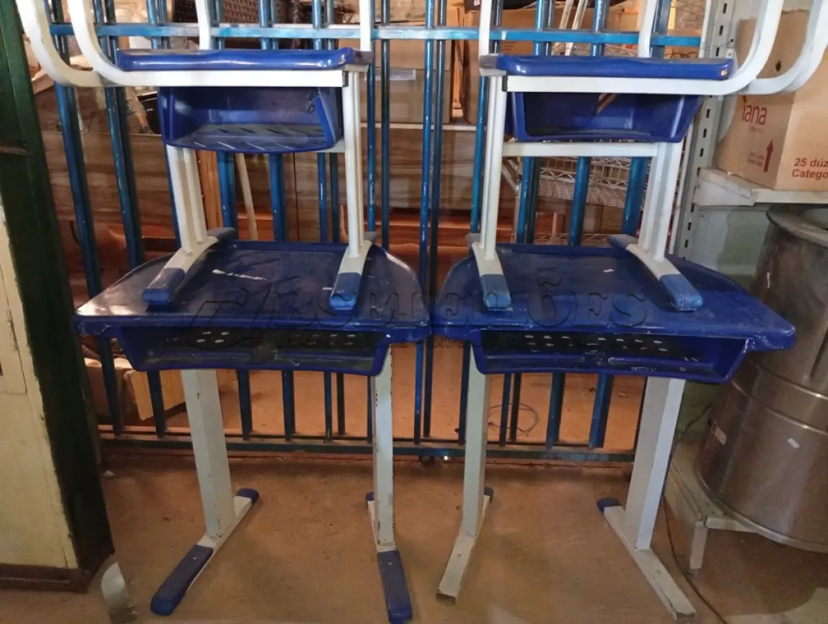 LOTE 265 - 02 MESAS E 03 CADEIRAS ESCOLARES. (NO ESTADO) ATENÇÃO! FAZER A VISITAÇÃO ANTES DE ARREMATAR, NÃO SABEMOS SE FUNCIONA. LEILÃO NÃO TEM GARANTIA E NEM DEVOLUÇÃO, SUJEITO A POSSÍVEIS AVARIAS VISÍVEIS/OCULTAS E/OU AUSÊNCIA DE COMPONENTES.