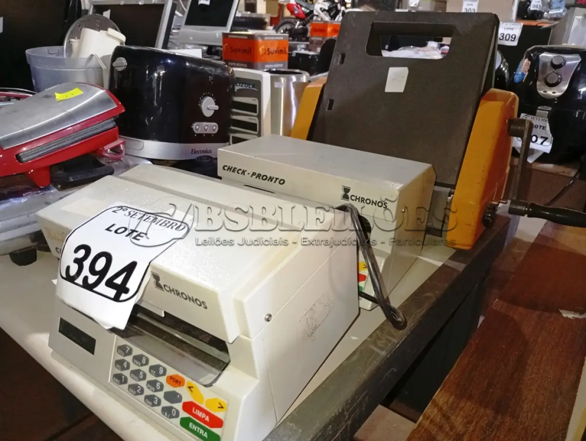 LOTE 394 - 02 RELÓGIOS DE PONTO MARCA CHRONOS E 01 MIMEOGRAFO MARCA FACIT. (NO ESTADO) ATENÇÃO! FAZER A VISITAÇÃO ANTES DE ARREMATAR, NÃO SABEMOS SE FUNCIONA. LEILÃO NÃO TEM GARANTIA E NEM DEVOLUÇÃO, SUJEITO A POSSÍVEIS AVARIAS VISÍVEIS/OCULTAS E/OU AUSÊNCIA DE COMPONENTES.