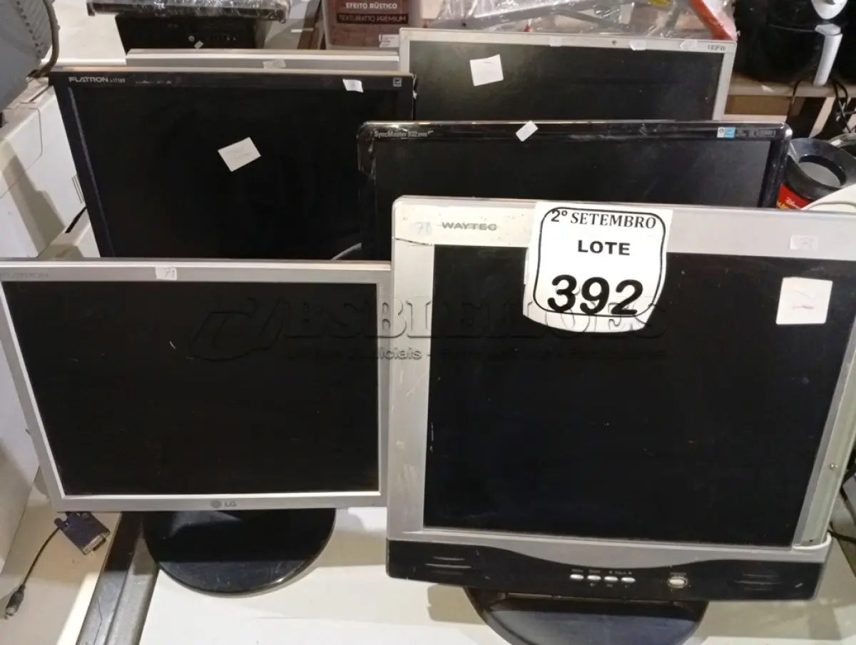 LOTE 392 - 06 MONITORES LCD MARCAS E MODELOS DIVERSOS PARA A RETIRADA DE PEÇAS. (NO ESTADO) ATENÇÃO! FAZER A VISITAÇÃO ANTES DE ARREMATAR, NÃO SABEMOS SE FUNCIONA. LEILÃO NÃO TEM GARANTIA E NEM DEVOLUÇÃO, SUJEITO A POSSÍVEIS AVARIAS VISÍVEIS/OCULTAS E/OU AUSÊNCIA DE COMPONENTES.