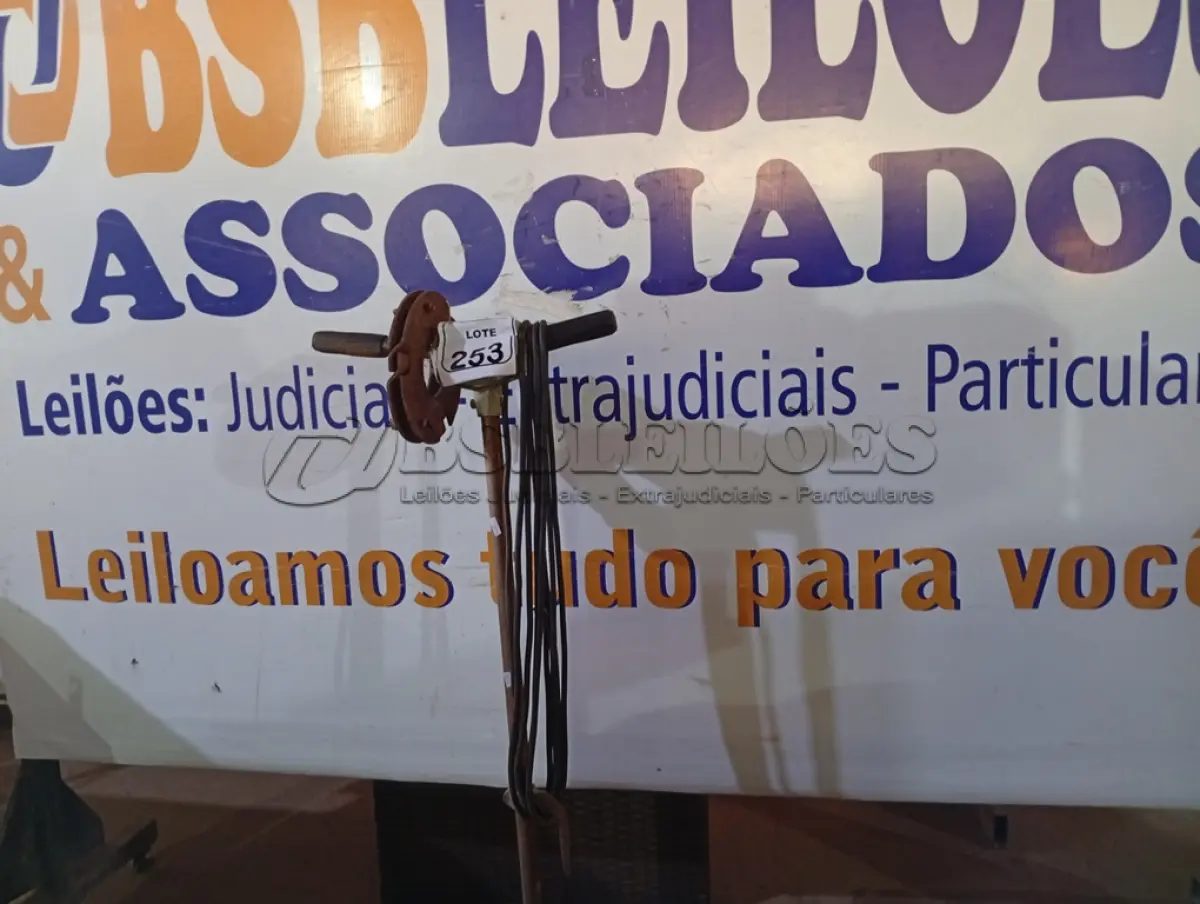 LOTE 253 - 01 ENCERADEIRA INDUSTRIAL MARCA BANDEIRANTE. (NO ESTADO) ATENÇÃO! FAZER A VISITAÇÃO ANTES DE ARREMATAR, NÃO SABEMOS SE FUNCIONA. LEILÃO NÃO TEM GARANTIA E NEM DEVOLUÇÃO, SUJEITO A POSSÍVEIS AVARIAS VISÍVEIS/OCULTAS E/OU AUSÊNCIA DE COMPONENTES.