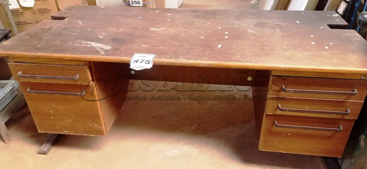 LOTE 475 - 01 MESA EM MADEIRA COM 05 GAVETAS. (NO ESTADO) ATENÇÃO! FAZER A VISITAÇÃO ANTES DE ARREMATAR, NÃO SABEMOS SE FUNCIONA. LEILÃO NÃO TEM GARANTIA E NEM DEVOLUÇÃO, SUJEITO A POSSÍVEIS AVARIAS VISÍVEIS/OCULTAS E/OU AUSÊNCIA DE COMPONENTES.