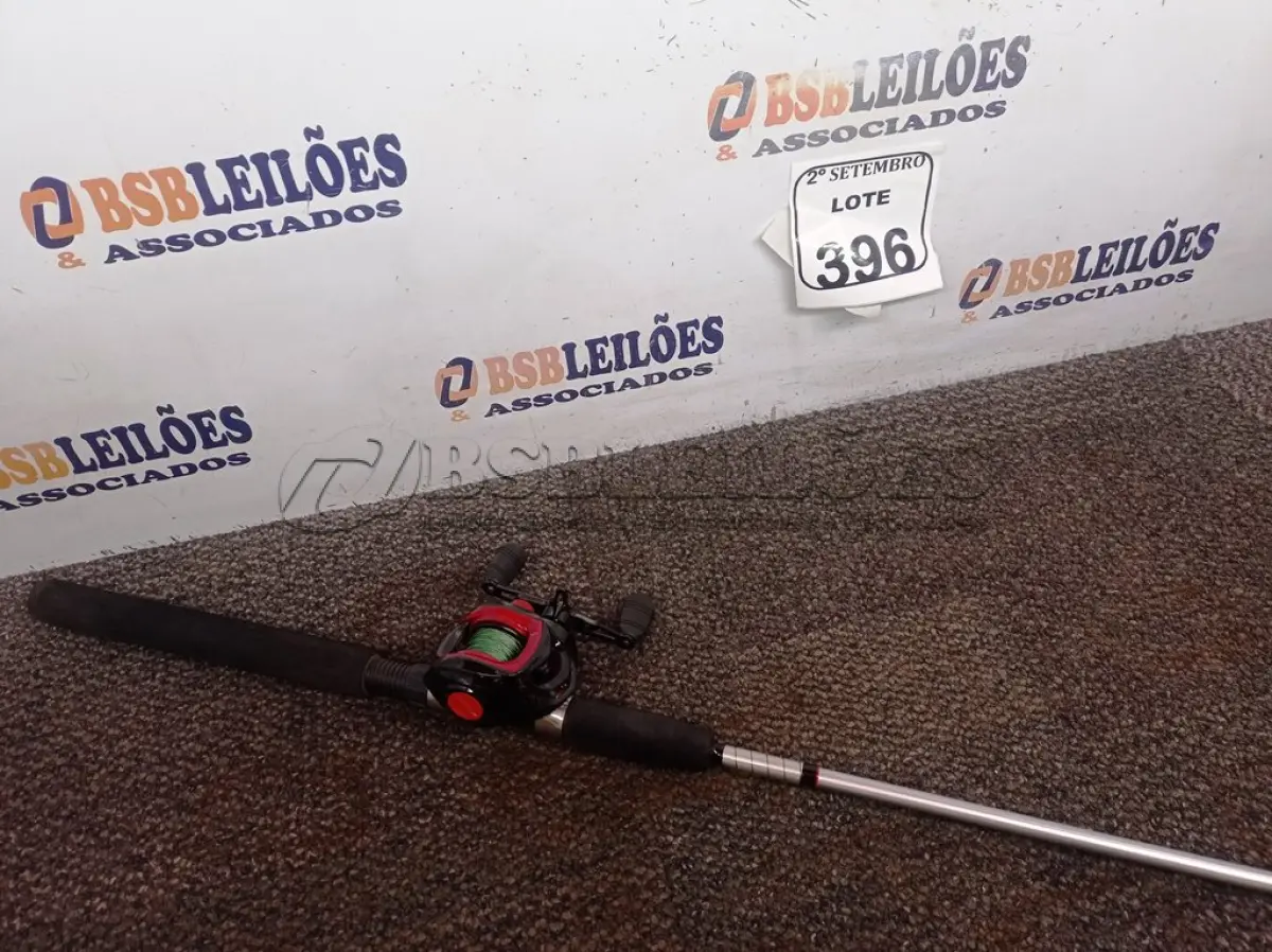 LOTE 396 - 01 VARA DE PESCA SAINT COMBAT COM CARRETILHA. (NO ESTADO) ATENÇÃO! FAZER A VISITAÇÃO ANTES DE ARREMATAR, NÃO SABEMOS SE FUNCIONA. LEILÃO NÃO TEM GARANTIA E NEM DEVOLUÇÃO, SUJEITO A POSSÍVEIS AVARIAS VISÍVEIS/OCULTAS E/OU AUSÊNCIA DE COMPONENTES.