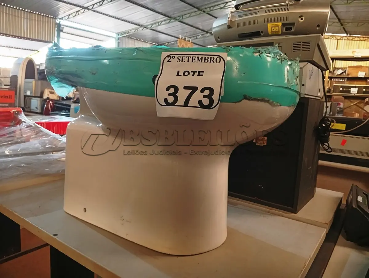 LOTE 373 - 01 VASO COR BRANCA MARCA DECA. (NO ESTADO) ATENÇÃO! FAZER A VISITAÇÃO ANTES DE ARREMATAR, NÃO SABEMOS SE FUNCIONA. LEILÃO NÃO TEM GARANTIA E NEM DEVOLUÇÃO, SUJEITO A POSSÍVEIS AVARIAS VISÍVEIS/OCULTAS E/OU AUSÊNCIA DE COMPONENTES.
