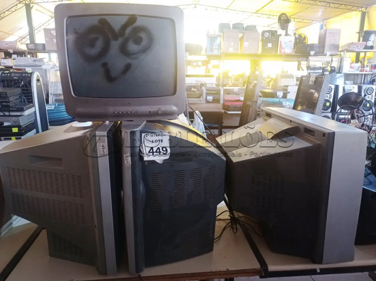 LOTE 449 - 04 TVS DE TUBO MARCAS E MODELOS DIVERSOS. (NO ESTADO) ATENÇÃO! FAZER A VISITAÇÃO ANTES DE ARREMATAR, NÃO SABEMOS SE FUNCIONA. LEILÃO NÃO TEM GARANTIA E NEM DEVOLUÇÃO, SUJEITO A POSSÍVEIS AVARIAS VISÍVEIS/OCULTAS E/OU AUSÊNCIA DE COMPONENTES.