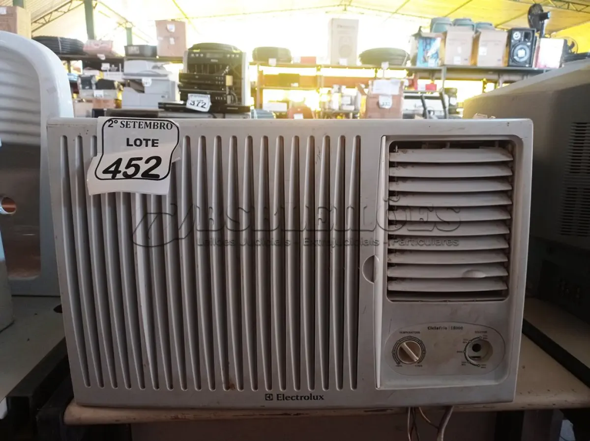 LOTE 452 - 01 AR CONDICIONADO MARCA ELECTROLUX. (NO ESTADO) ATENÇÃO! FAZER A VISITAÇÃO ANTES DE ARREMATAR, NÃO SABEMOS SE FUNCIONA. LEILÃO NÃO TEM GARANTIA E NEM DEVOLUÇÃO, SUJEITO A POSSÍVEIS AVARIAS VISÍVEIS/OCULTAS E/OU AUSÊNCIA DE COMPONENTES.