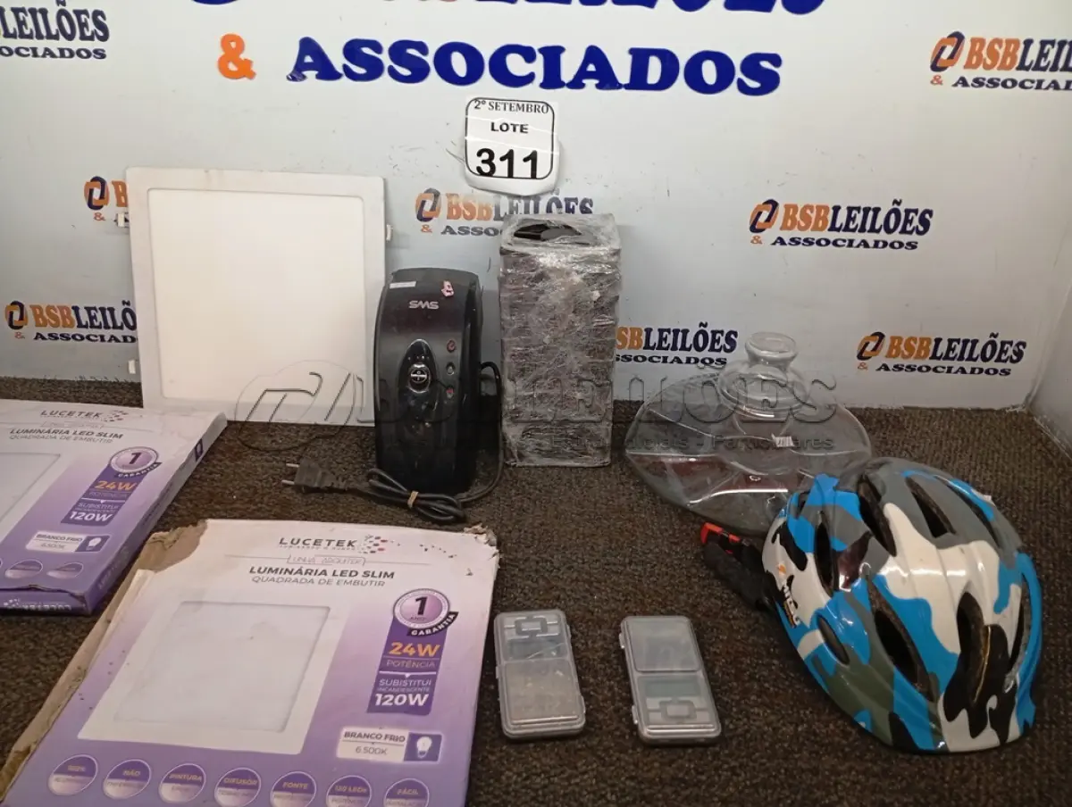 LOTE 311 - 03 LUMINÁRIAS, 02 MINI BALANÇAS, 01 ESTABILIZADOR, DIVERSOS COOLERS, 01 BOMBONIERE E 01 CAPACETE. (NO ESTADO) ATENÇÃO! FAZER A VISITAÇÃO ANTES DE ARREMATAR, NÃO SABEMOS SE FUNCIONA. LEILÃO NÃO TEM GARANTIA E NEM DEVOLUÇÃO, SUJEITO A POSSÍVEIS AVARIAS VISÍVEIS/OCULTAS E/OU AUSÊNCIA DE COMPONENTES.
