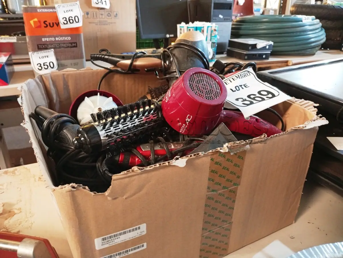 LOTE 369 - 01 LOTE COM DIVERSOS UTENSÍLIOS PARA BELEZA. (NO ESTADO) ATENÇÃO! FAZER A VISITAÇÃO ANTES DE ARREMATAR, NÃO SABEMOS SE FUNCIONA. LEILÃO NÃO TEM GARANTIA E NEM DEVOLUÇÃO, SUJEITO A POSSÍVEIS AVARIAS VISÍVEIS/OCULTAS E/OU AUSÊNCIA DE COMPONENTES.