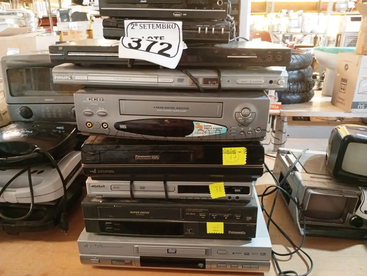 LOTE 372 - 01 CLIMATIZADOR MARCA PHILCO 220V, 02 VIDEOCASSETES E DIVERSOS APARELHOS DE DVDS MARCAS E MODELOS DIVERSOS. (NO ESTADO) ATENÇÃO! FAZER A VISITAÇÃO ANTES DE ARREMATAR, NÃO SABEMOS SE FUNCIONA. LEILÃO NÃO TEM GARANTIA E NEM DEVOLUÇÃO, SUJEITO A POSSÍVEIS AVARIAS VISÍVEIS/OCULTAS E/OU AUSÊNCIA DE COMPONENTES.