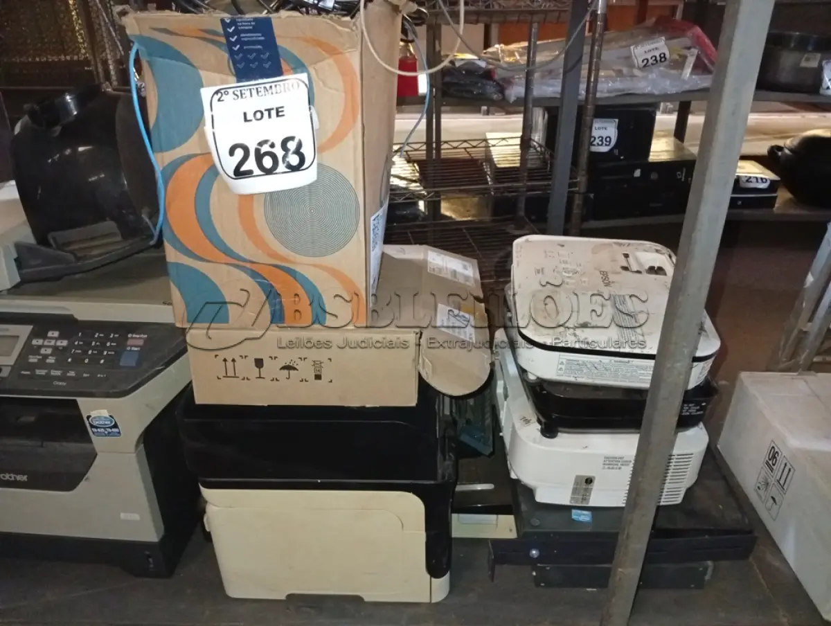 LOTE 268 - 02 IMPRESSORAS SENDO UMA MULTIFUNCIONAL, 03 PROJETORES E 02 APARELHOS CISCO PARA A RETIRADA DE PEÇAS E ELETRÔNICOS DIVERSOS.  (NO ESTADO) ATENÇÃO! FAZER A VISITAÇÃO ANTES DE ARREMATAR, NÃO SABEMOS SE FUNCIONA. LEILÃO NÃO TEM GARANTIA E NEM DEVOLUÇÃO, SUJEITO A POSSÍVEIS AVARIAS VISÍVEIS/OCULTAS E/OU AUSÊNCIA DE COMPONENTES.