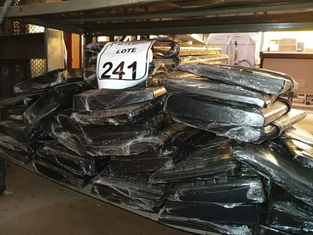 LOTE 241 - 01 LOTE COM APROXIMADAMENTE 40 TECLADOS. (NO ESTADO) ATENÇÃO! FAZER A VISITAÇÃO ANTES DE ARREMATAR, NÃO SABEMOS SE FUNCIONA. LEILÃO NÃO TEM GARANTIA E NEM DEVOLUÇÃO, SUJEITO A POSSÍVEIS AVARIAS VISÍVEIS/OCULTAS E/OU AUSÊNCIA DE COMPONENTES.