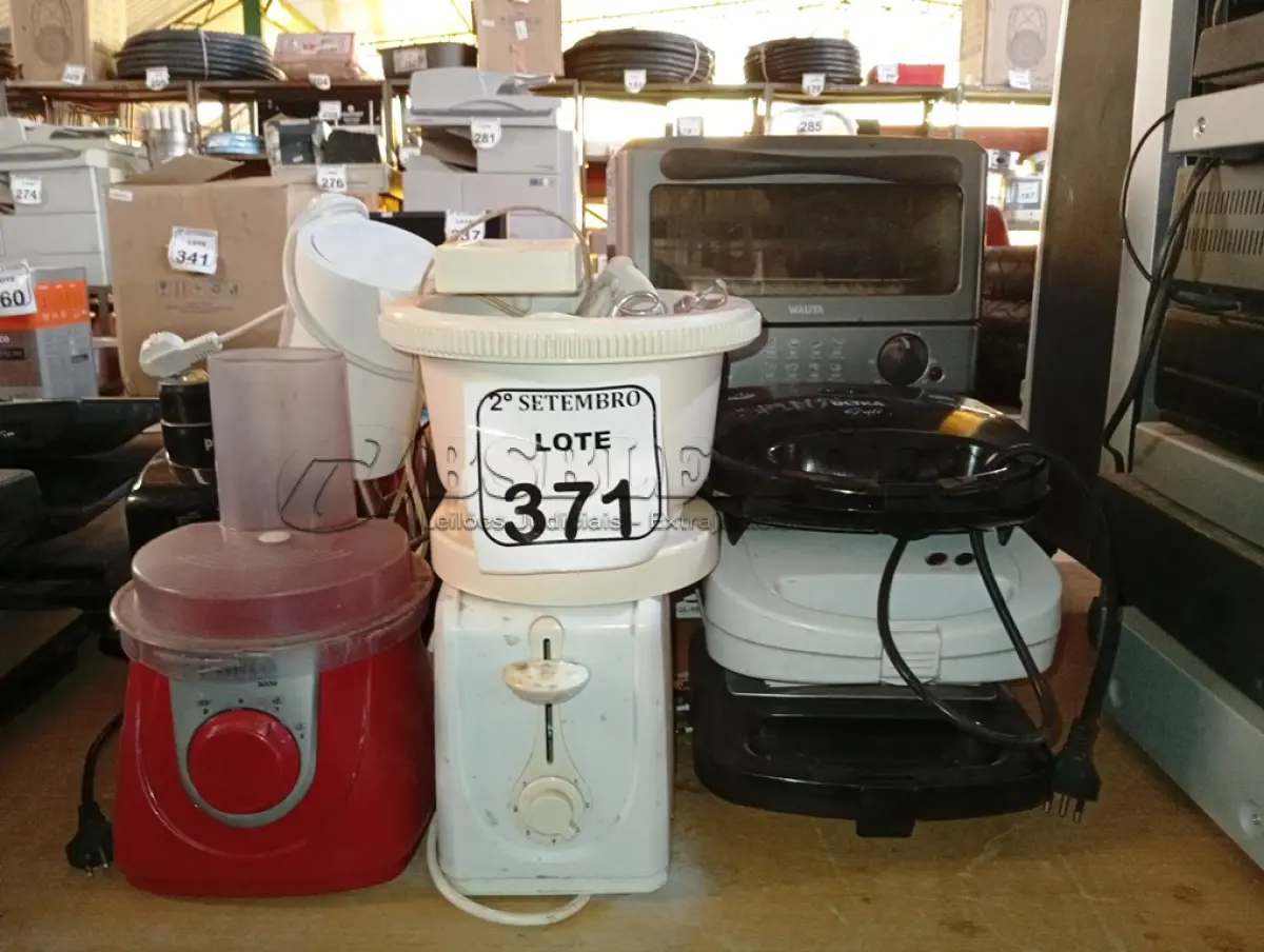 LOTE 371 - 01 LOTE COM APARELHOS DOMÉSTICOS MARCAS E MODELOS DIVERSOS. (NO ESTADO) ATENÇÃO! FAZER A VISITAÇÃO ANTES DE ARREMATAR, NÃO SABEMOS SE FUNCIONA. LEILÃO NÃO TEM GARANTIA E NEM DEVOLUÇÃO, SUJEITO A POSSÍVEIS AVARIAS VISÍVEIS/OCULTAS E/OU AUSÊNCIA DE COMPONENTES.