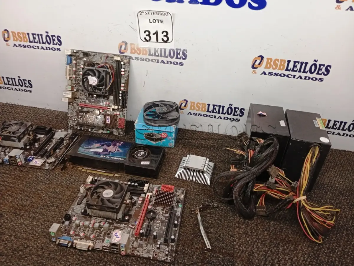 LOTE 313 - 01 PLACA DE VÍDEO, 03 PLACAS MÃES, 02 FONTES E 01COOLER. (NO ESTADO) ATENÇÃO! FAZER A VISITAÇÃO ANTES DE ARREMATAR, NÃO SABEMOS SE FUNCIONA. LEILÃO NÃO TEM GARANTIA E NEM DEVOLUÇÃO, SUJEITO A POSSÍVEIS AVARIAS VISÍVEIS/OCULTAS E/OU AUSÊNCIA DE COMPONENTES.