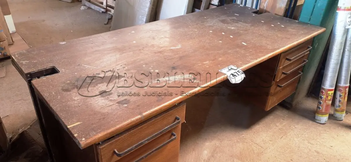 LOTE 475 - 01 MESA EM MADEIRA COM 05 GAVETAS. (NO ESTADO) ATENÇÃO! FAZER A VISITAÇÃO ANTES DE ARREMATAR, NÃO SABEMOS SE FUNCIONA. LEILÃO NÃO TEM GARANTIA E NEM DEVOLUÇÃO, SUJEITO A POSSÍVEIS AVARIAS VISÍVEIS/OCULTAS E/OU AUSÊNCIA DE COMPONENTES.