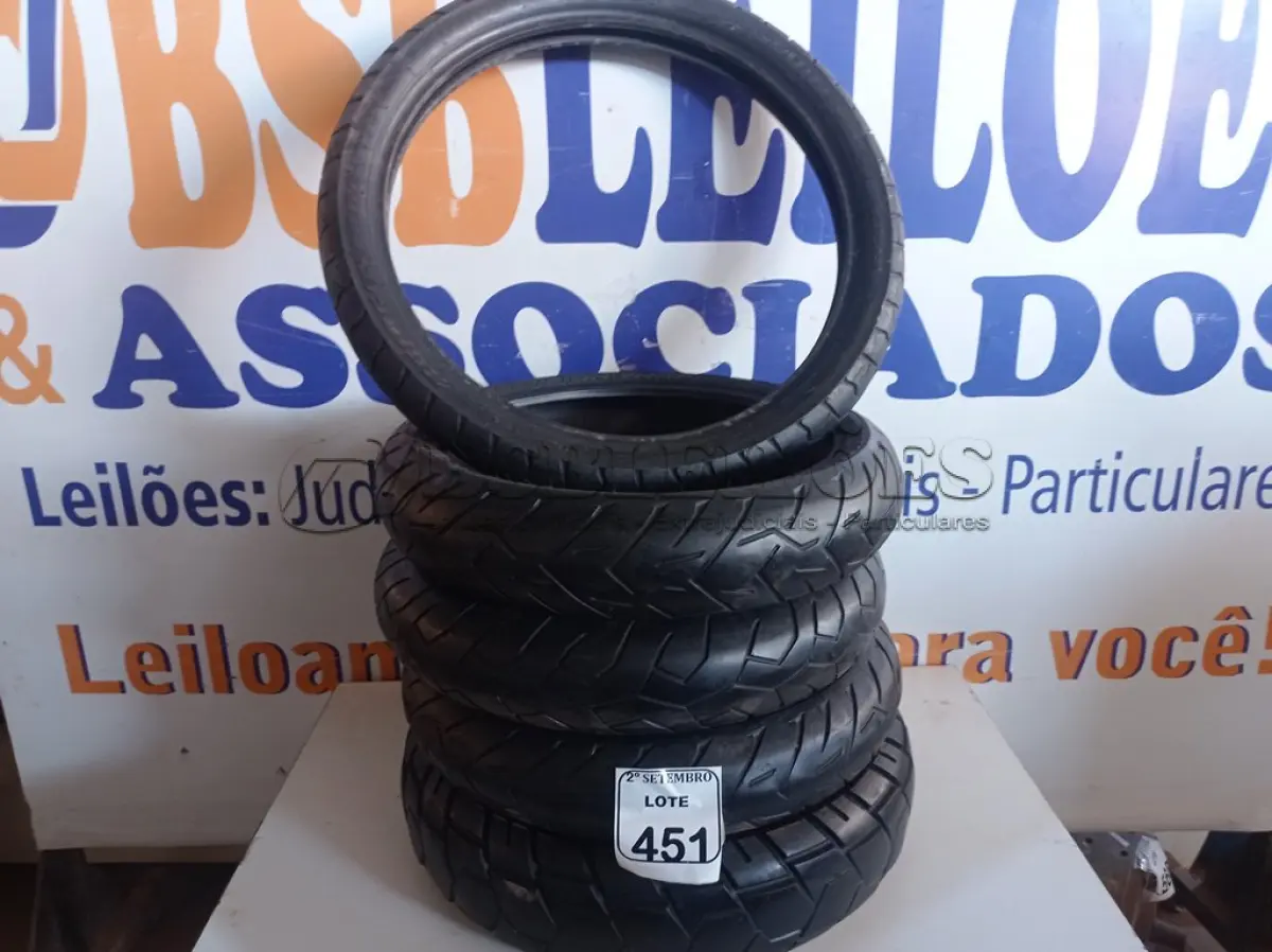 LOTE 451 - 05 PNEUS DE MOTO USADO, TAMANHOS DIVERSOS. (NO ESTADO) ATENÇÃO! FAZER A VISITAÇÃO ANTES DE ARREMATAR, NÃO SABEMOS SE FUNCIONA. LEILÃO NÃO TEM GARANTIA E NEM DEVOLUÇÃO, SUJEITO A POSSÍVEIS AVARIAS VISÍVEIS/OCULTAS E/OU AUSÊNCIA DE COMPONENTES.