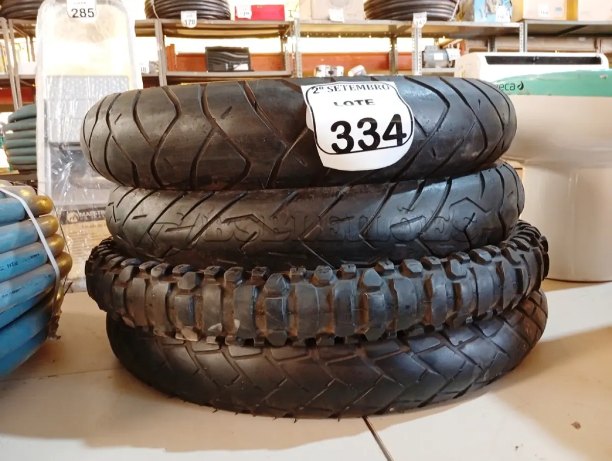 LOTE 334 - 04 PNEUS DE MOTO USADOS COM NUMERAÇÕES DIVERSAS. (NO ESTADO) ATENÇÃO! FAZER A VISITAÇÃO ANTES DE ARREMATAR, NÃO SABEMOS SE FUNCIONA. LEILÃO NÃO TEM GARANTIA E NEM DEVOLUÇÃO, SUJEITO A POSSÍVEIS AVARIAS VISÍVEIS/OCULTAS E/OU AUSÊNCIA DE COMPONENTES.