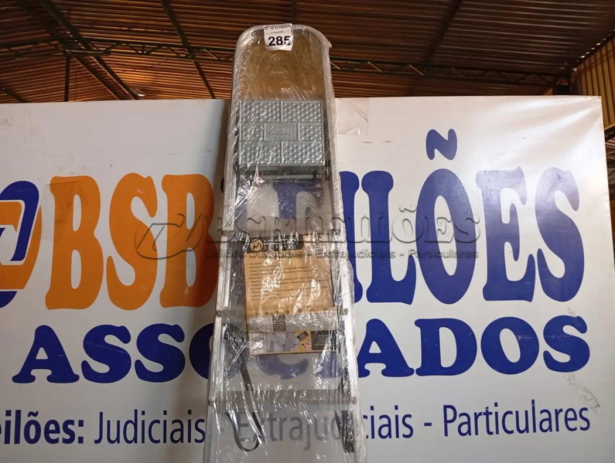 LOTE 285 - 01 ESCADA ALUMINIO 05 DEGRAUS MAESTRO. (NO ESTADO) ATENÇÃO! FAZER A VISITAÇÃO ANTES DE ARREMATAR, NÃO SABEMOS SE FUNCIONA. LEILÃO NÃO TEM GARANTIA E NEM DEVOLUÇÃO, SUJEITO A POSSÍVEIS AVARIAS VISÍVEIS/OCULTAS E/OU AUSÊNCIA DE COMPONENTES.