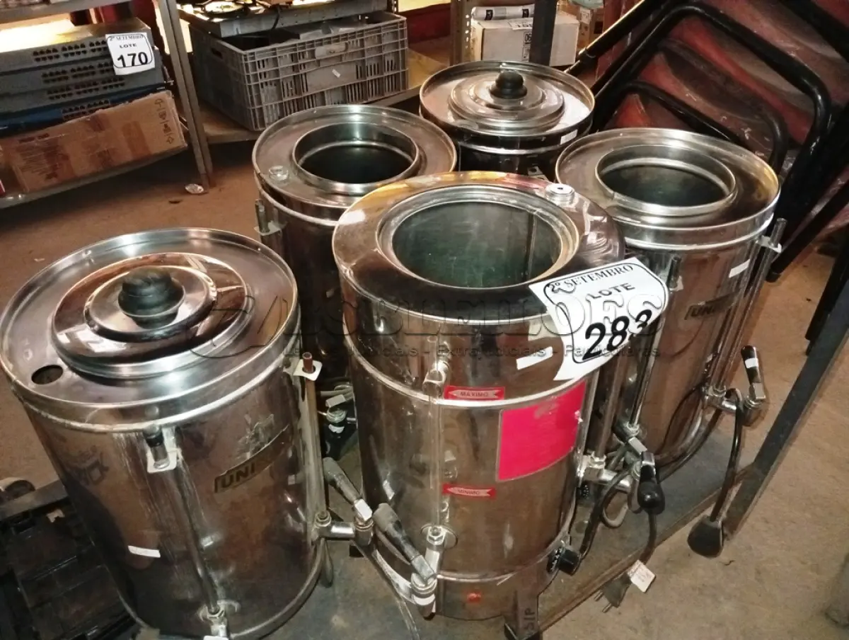 LOTE 283 - 05 CAFETEIRAS EM INOX MARCAS E MODELOS DIVERSOS. (NO ESTADO) ATENÇÃO! FAZER A VISITAÇÃO ANTES DE ARREMATAR, NÃO SABEMOS SE FUNCIONA. LEILÃO NÃO TEM GARANTIA E NEM DEVOLUÇÃO, SUJEITO A POSSÍVEIS AVARIAS VISÍVEIS/OCULTAS E/OU AUSÊNCIA DE COMPONENTES.