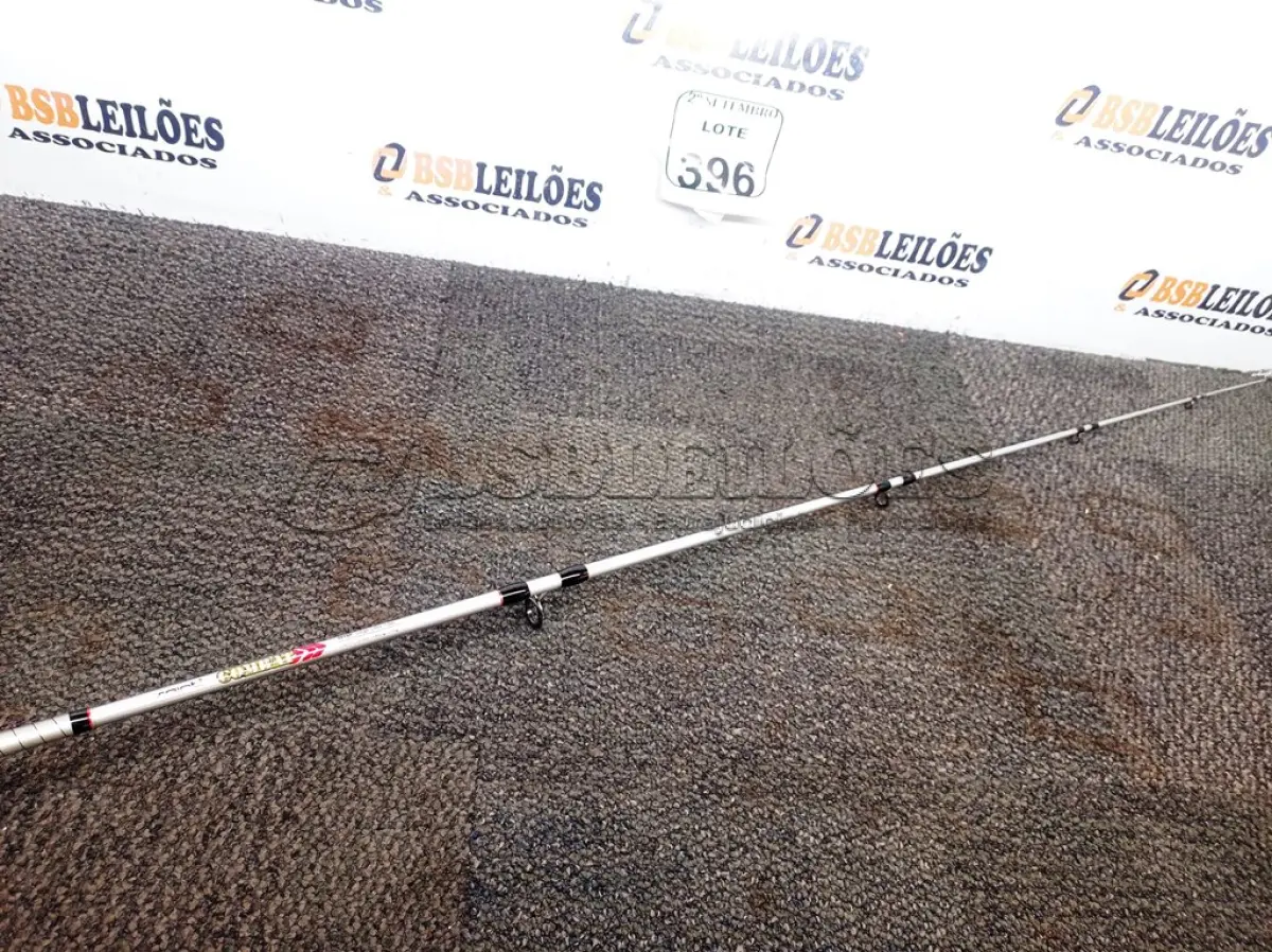 LOTE 396 - 01 VARA DE PESCA SAINT COMBAT COM CARRETILHA. (NO ESTADO) ATENÇÃO! FAZER A VISITAÇÃO ANTES DE ARREMATAR, NÃO SABEMOS SE FUNCIONA. LEILÃO NÃO TEM GARANTIA E NEM DEVOLUÇÃO, SUJEITO A POSSÍVEIS AVARIAS VISÍVEIS/OCULTAS E/OU AUSÊNCIA DE COMPONENTES.