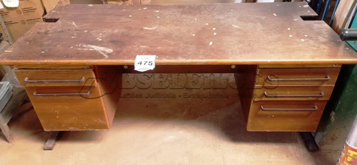 LOTE 475 - 01 MESA EM MADEIRA COM 05 GAVETAS. (NO ESTADO) ATENÇÃO! FAZER A VISITAÇÃO ANTES DE ARREMATAR, NÃO SABEMOS SE FUNCIONA. LEILÃO NÃO TEM GARANTIA E NEM DEVOLUÇÃO, SUJEITO A POSSÍVEIS AVARIAS VISÍVEIS/OCULTAS E/OU AUSÊNCIA DE COMPONENTES.
