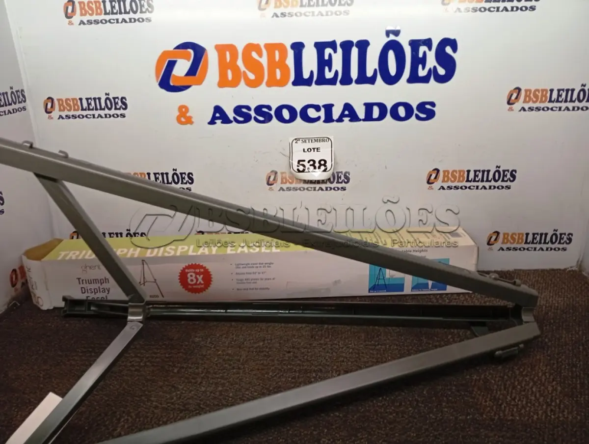 LOTE 538 - 01 TRIPÉ PARA SEGURAR MESA DE PROJEÇÃO. (NO ESTADO) ATENÇÃO! FAZER A VISITAÇÃO ANTES DE ARREMATAR, NÃO SABEMOS SE FUNCIONA. LEILÃO NÃO TEM GARANTIA E NEM DEVOLUÇÃO, SUJEITO A POSSÍVEIS AVARIAS VISÍVEIS/OCULTAS E/OU AUSÊNCIA DE COMPONENTES.