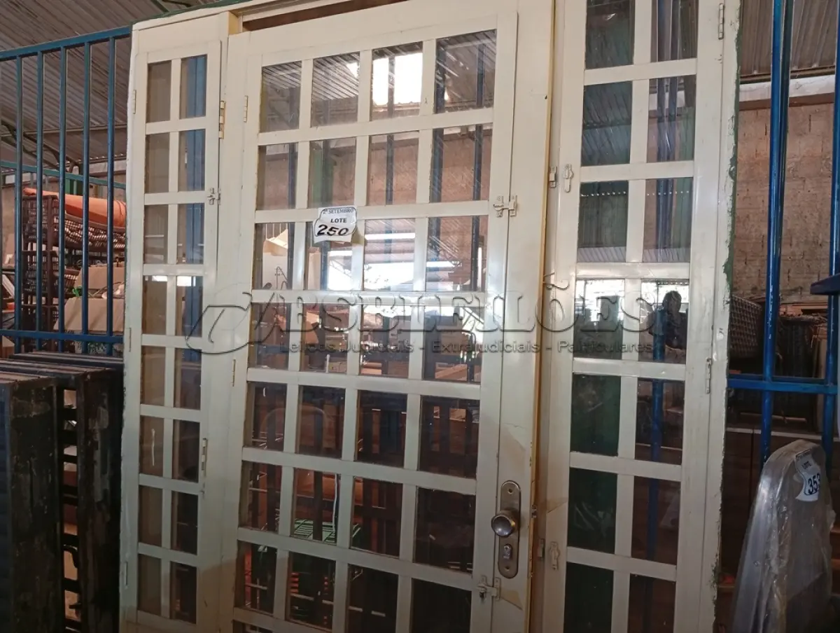 LOTE 250 - 01 PORTA VENEZIANA 2X10 POR 1X5.  (NO ESTADO) ATENÇÃO! FAZER A VISITAÇÃO ANTES DE ARREMATAR, NÃO SABEMOS SE FUNCIONA. LEILÃO NÃO TEM GARANTIA E NEM DEVOLUÇÃO, SUJEITO A POSSÍVEIS AVARIAS VISÍVEIS/OCULTAS E/OU AUSÊNCIA DE COMPONENTES.