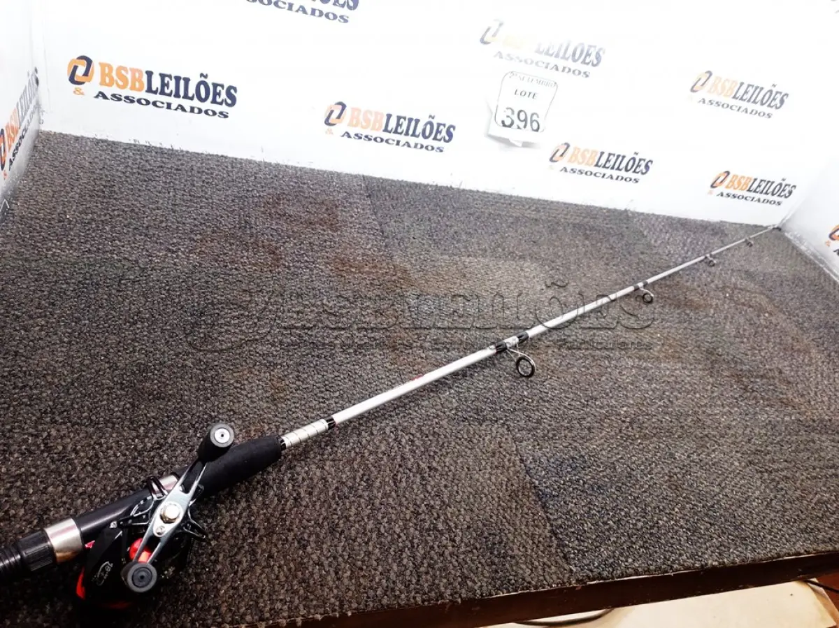 LOTE 396 - 01 VARA DE PESCA SAINT COMBAT COM CARRETILHA. (NO ESTADO) ATENÇÃO! FAZER A VISITAÇÃO ANTES DE ARREMATAR, NÃO SABEMOS SE FUNCIONA. LEILÃO NÃO TEM GARANTIA E NEM DEVOLUÇÃO, SUJEITO A POSSÍVEIS AVARIAS VISÍVEIS/OCULTAS E/OU AUSÊNCIA DE COMPONENTES.