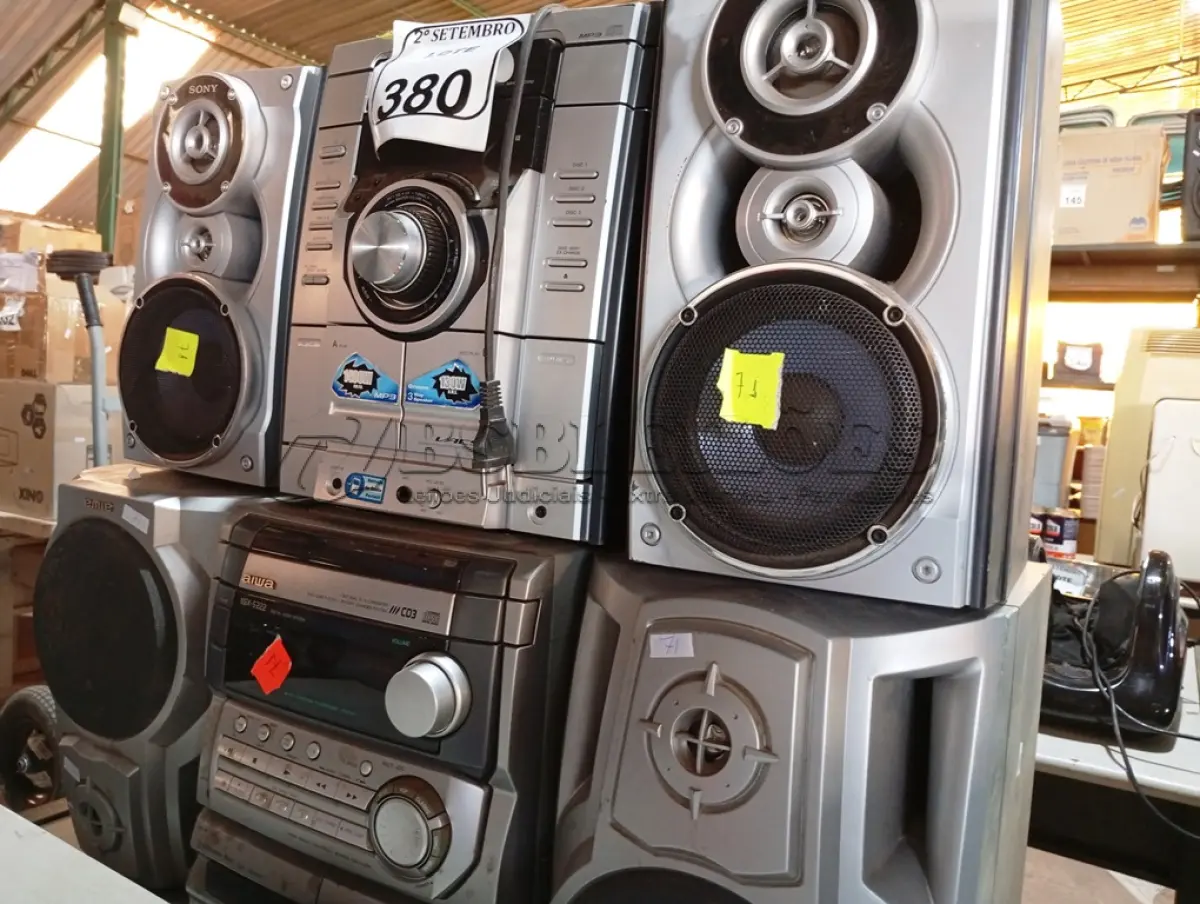 LOTE 380 - 02 APARELHOS DE SOM MARCA AIWA E SONY. (NO ESTADO) ATENÇÃO! FAZER A VISITAÇÃO ANTES DE ARREMATAR, NÃO SABEMOS SE FUNCIONA. LEILÃO NÃO TEM GARANTIA E NEM DEVOLUÇÃO, SUJEITO A POSSÍVEIS AVARIAS VISÍVEIS/OCULTAS E/OU AUSÊNCIA DE COMPONENTES.