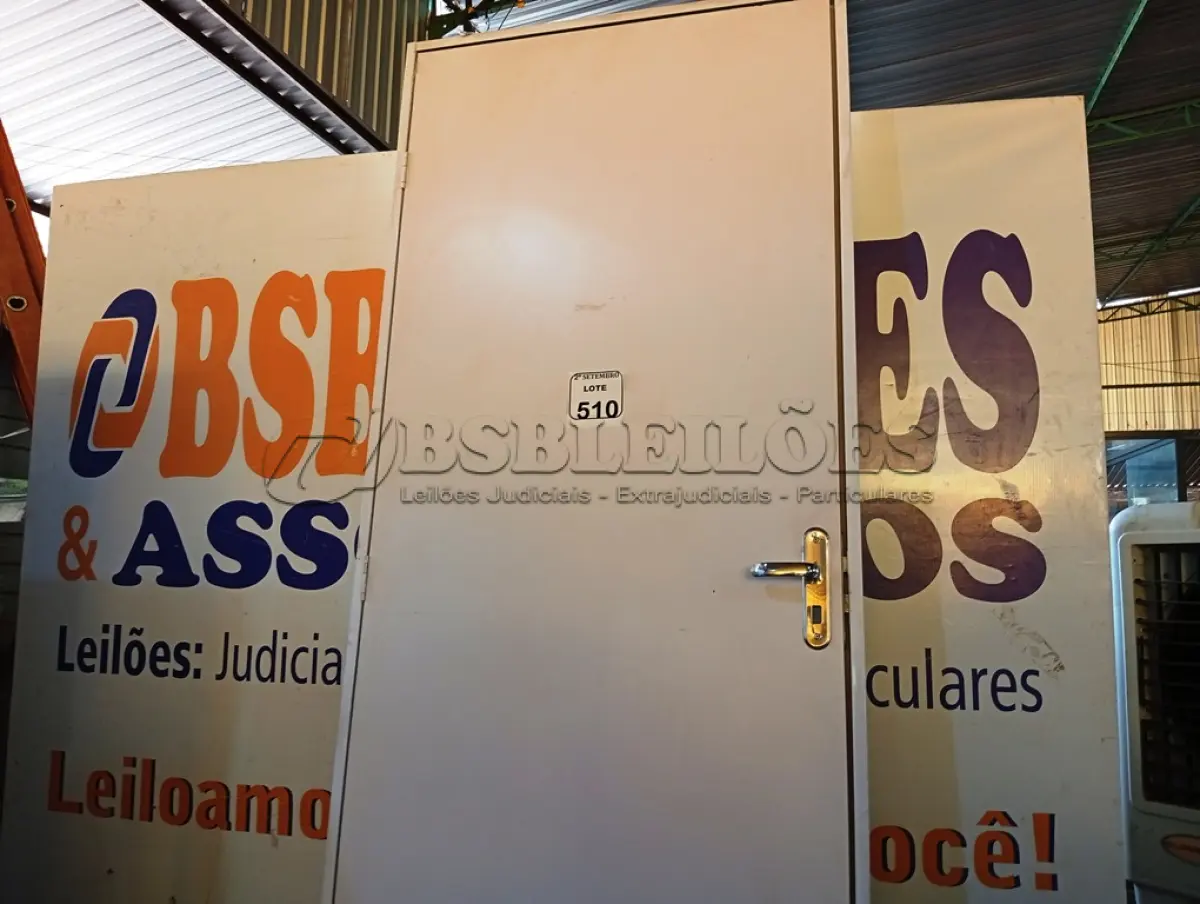 LOTE 510 - 01 PORTA DURAPLAC BRANCA APD 085X215 DIR REQ12 HAIALA NOVO. (NO ESTADO) ATENÇÃO! FAZER A VISITAÇÃO ANTES DE ARREMATAR, NÃO SABEMOS SE FUNCIONA. LEILÃO NÃO TEM GARANTIA E NEM DEVOLUÇÃO, SUJEITO A POSSÍVEIS AVARIAS VISÍVEIS/OCULTAS E/OU AUSÊNCIA DE COMPONENTES.
