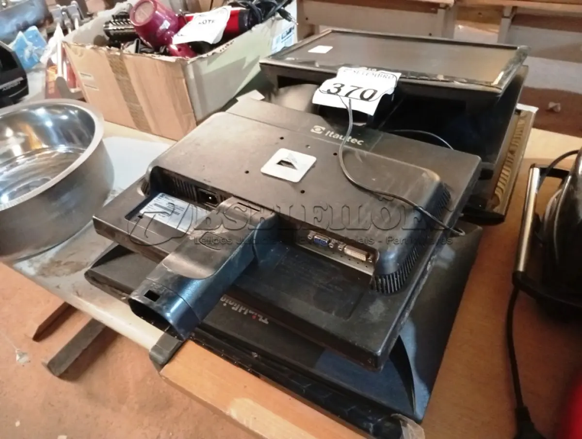 LOTE 370 - 08 MONITORES LCD MARCAS E MODELOS DIVERSOS PARA A RETIRADA DE PEÇAS. (NO ESTADO) ATENÇÃO! FAZER A VISITAÇÃO ANTES DE ARREMATAR, NÃO SABEMOS SE FUNCIONA. LEILÃO NÃO TEM GARANTIA E NEM DEVOLUÇÃO, SUJEITO A POSSÍVEIS AVARIAS VISÍVEIS/OCULTAS E/OU AUSÊNCIA DE COMPONENTES