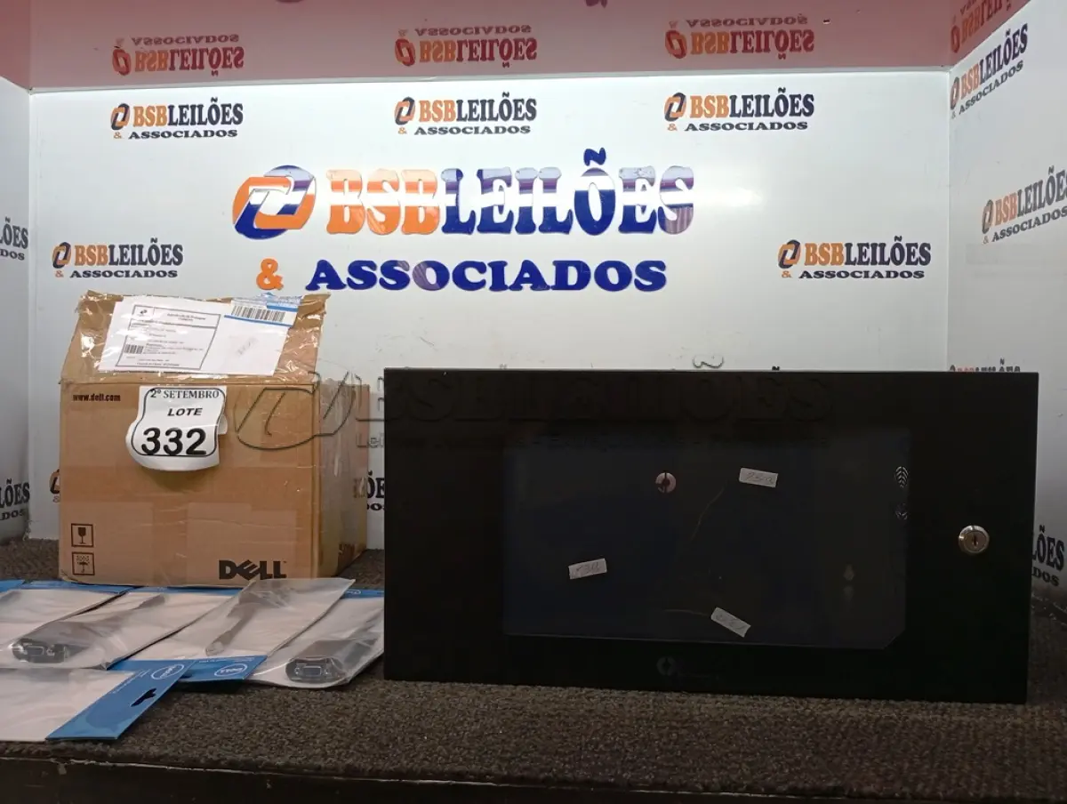 LOTE 332 - 01 RACK 5U DE PAREDE MARCA ÔNIX E 01 CAIXA COM GRANDE QUANTIDADE DE ADAPTADORES VGA. (NO ESTADO) ATENÇÃO! FAZER A VISITAÇÃO ANTES DE ARREMATAR, NÃO SABEMOS SE FUNCIONA. LEILÃO NÃO TEM GARANTIA E NEM DEVOLUÇÃO, SUJEITO A POSSÍVEIS AVARIAS VISÍVEIS/OCULTAS E/OU AUSÊNCIA DE COMPONENTES.