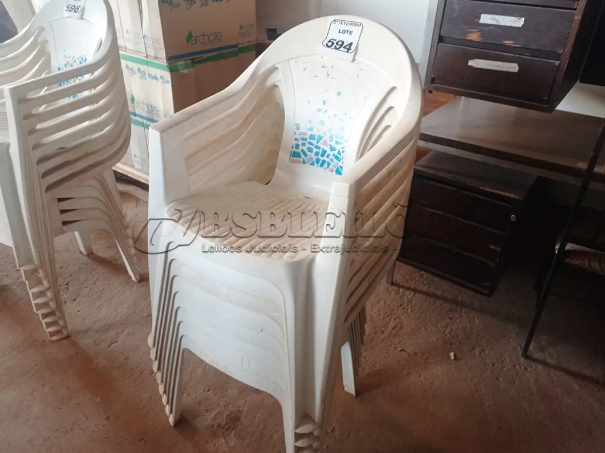 LOTE 594 - 08 CADEIRAS DE PLÁSTICO. (NO ESTADO) ATENÇÃO! FAZER A VISITAÇÃO ANTES DE ARREMATAR, NÃO SABEMOS SE FUNCIONA. LEILÃO NÃO TEM GARANTIA E NEM DEVOLUÇÃO, SUJEITO A POSSÍVEIS AVARIAS VISÍVEIS/OCULTAS E/OU AUSÊNCIA DE COMPONENTES.