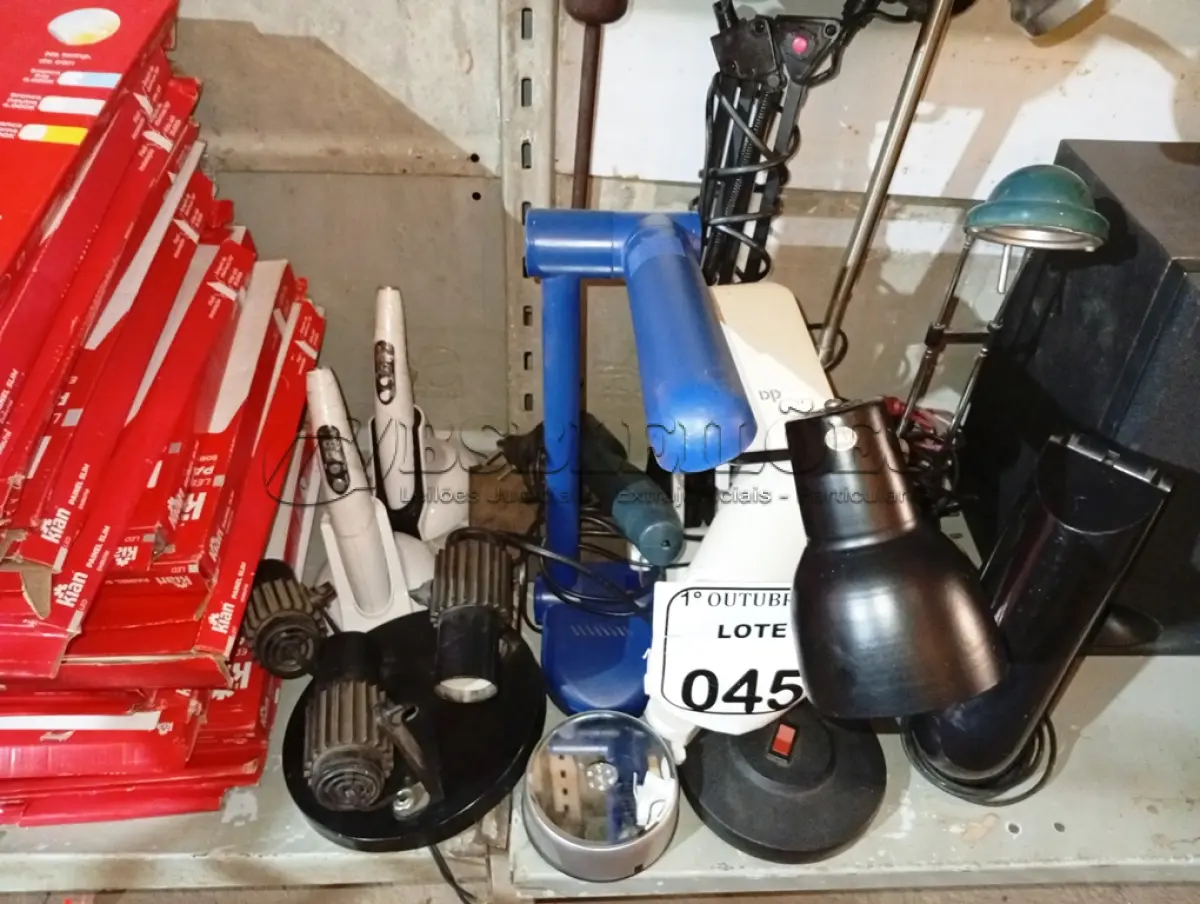 LOTE 045 - 01 LOTE COM DIVERSOS ABAJURES. (NO ESTADO) ATENÇÃO! FAZER A VISITAÇÃO ANTES DE ARREMATAR, NÃO SABEMOS SE FUNCIONA. LEILÃO NÃO TEM GARANTIA E NEM DEVOLUÇÃO, SUJEITO A POSSÍVEIS AVARIAS VISÍVEIS/OCULTAS E/OU AUSÊNCIA DE COMPONENTES.