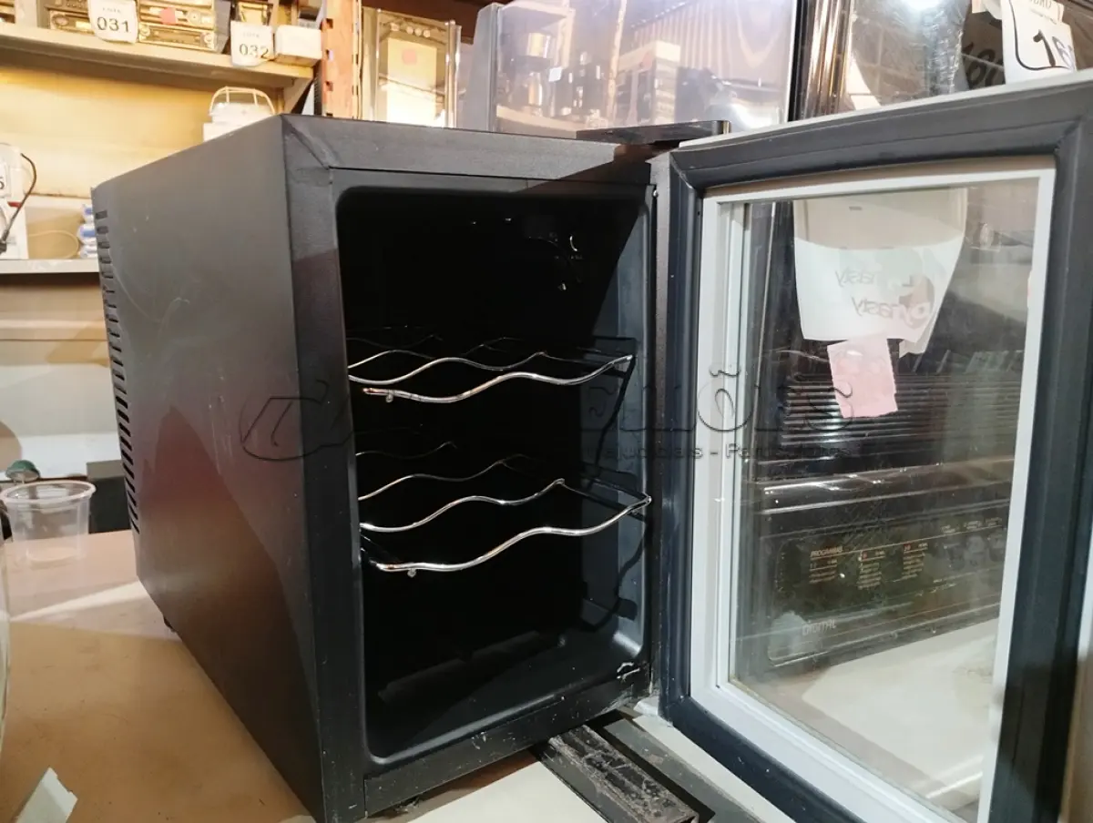 LOTE 161 - 01 ADEGA DYNASTY. (NO ESTADO) ATENÇÃO! FAZER A VISITAÇÃO ANTES DE ARREMATAR, NÃO SABEMOS SE FUNCIONA. LEILÃO NÃO TEM GARANTIA E NEM DEVOLUÇÃO, SUJEITO A POSSÍVEIS AVARIAS VISÍVEIS/OCULTAS E/OU AUSÊNCIA DE COMPONENTES.