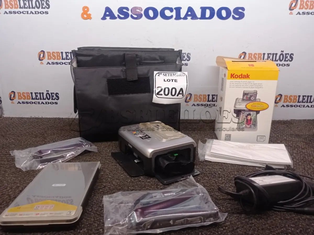LOTE 200 - 01 IMPRESSORA FOTOGRÁFICA KODAK EASY SHARE PRINTER DOCK. (NO ESTADO) ATENÇÃO! FAZER A VISITAÇÃO ANTES DE ARREMATAR, NÃO SABEMOS SE FUNCIONA. LEILÃO NÃO TEM GARANTIA E NEM DEVOLUÇÃO, SUJEITO A POSSÍVEIS AVARIAS VISÍVEIS/OCULTAS E/OU AUSÊNCIA DE COMPONENTES.