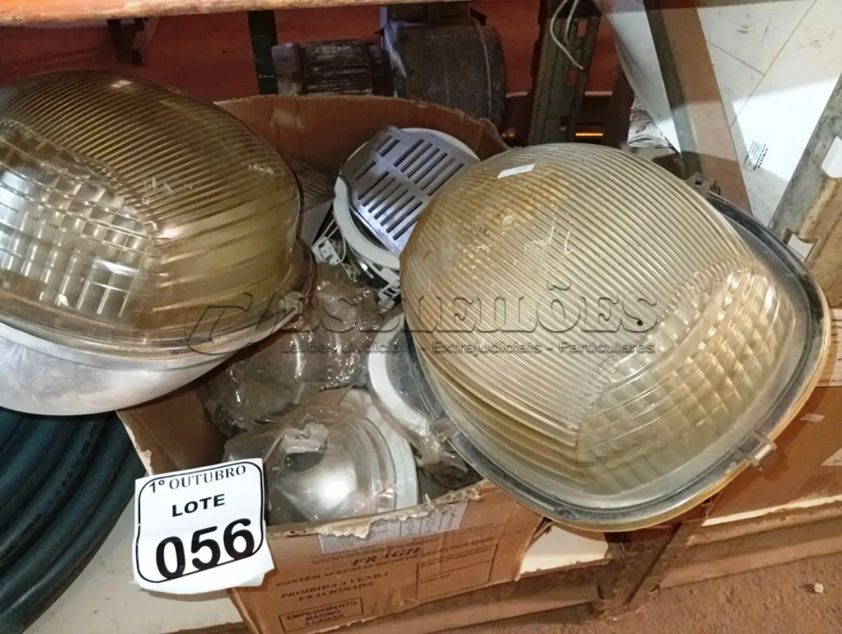LOTE 056 - 01 LOTE COM VÁRIAS LUMINÁRIAS. (NO ESTADO) ATENÇÃO! FAZER A VISITAÇÃO ANTES DE ARREMATAR, NÃO SABEMOS SE FUNCIONA. LEILÃO NÃO TEM GARANTIA E NEM DEVOLUÇÃO, SUJEITO A POSSÍVEIS AVARIAS VISÍVEIS/OCULTAS E/OU AUSÊNCIA DE COMPONENTES.