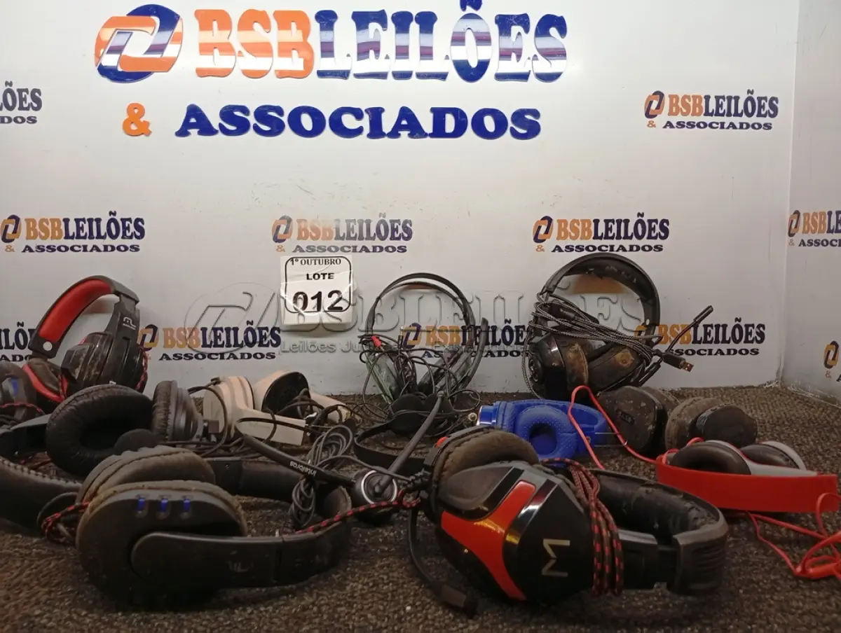 LOTE 012 - 01 LOTE COM DIVERSOS FONES DE OUVIDOS. (NO ESTADO) ATENÇÃO! FAZER A VISITAÇÃO ANTES DE ARREMATAR, NÃO SABEMOS SE FUNCIONA. LEILÃO NÃO TEM GARANTIA E NEM DEVOLUÇÃO, SUJEITO A POSSÍVEIS AVARIAS VISÍVEIS/OCULTAS E/OU AUSÊNCIA DE COMPONENTES.