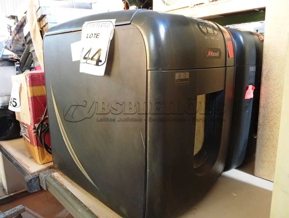LOTE 144 - 02 FRAGMENTADORAS DE PAPEL REXEL. (NO ESTADO) ATENÇÃO! FAZER A VISITAÇÃO ANTES DE ARREMATAR, NÃO SABEMOS SE FUNCIONA. LEILÃO NÃO TEM GARANTIA E NEM DEVOLUÇÃO, SUJEITO A POSSÍVEIS AVARIAS VISÍVEIS/OCULTAS E/OU AUSÊNCIA DE COMPONENTES.