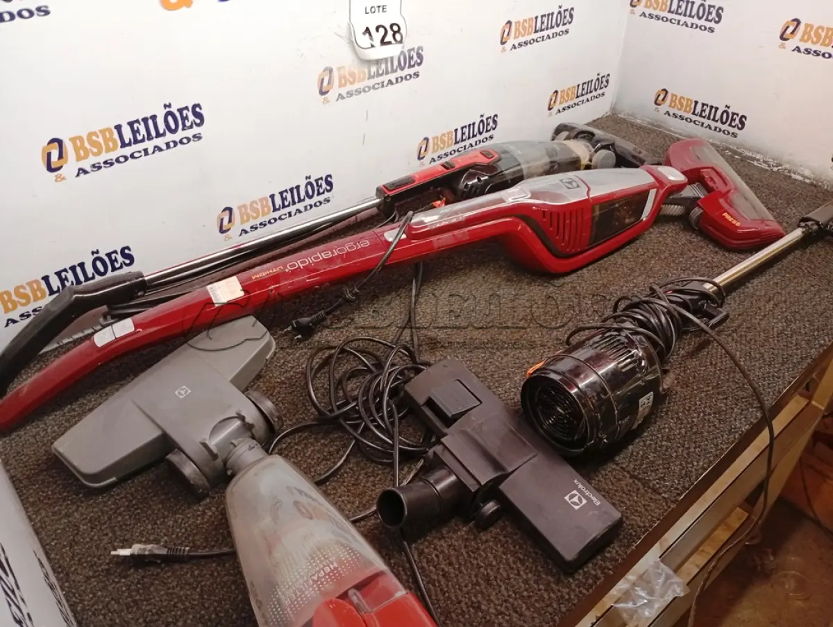 LOTE 128 - 04 ASPIRADORES DE PÓ MARCAS E MODELOS DIVERSOS. (NO ESTADO) ATENÇÃO! FAZER A VISITAÇÃO ANTES DE ARREMATAR, NÃO SABEMOS SE FUNCIONA. LEILÃO NÃO TEM GARANTIA E NEM DEVOLUÇÃO, SUJEITO A POSSÍVEIS AVARIAS VISÍVEIS/OCULTAS E/OU AUSÊNCIA DE COMPONENTES.
