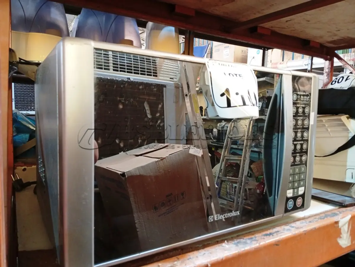 LOTE 110 - 01 MICRO-ONDAS ELECTROLUX. (NO ESTADO) ATENÇÃO! FAZER A VISITAÇÃO ANTES DE ARREMATAR, NÃO SABEMOS SE FUNCIONA. LEILÃO NÃO TEM GARANTIA E NEM DEVOLUÇÃO, SUJEITO A POSSÍVEIS AVARIAS VISÍVEIS/OCULTAS E/OU AUSÊNCIA DE COMPONENTES.