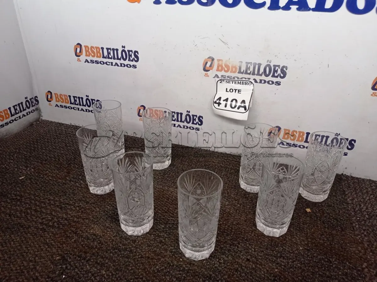 LOTE 410 - 01 BELISSIMO JOGO COM 08 COPOS DE WHISKY CRISTAL TCHECO. (NO ESTADO) ATENÇÃO! FAZER A VISITAÇÃO ANTES DE ARREMATAR, NÃO SABEMOS SE FUNCIONA. LEILÃO NÃO TEM GARANTIA E NEM DEVOLUÇÃO, SUJEITO A POSSÍVEIS AVARIAS VISÍVEIS/OCULTAS E/OU AUSÊNCIA DE COMPONENTES.