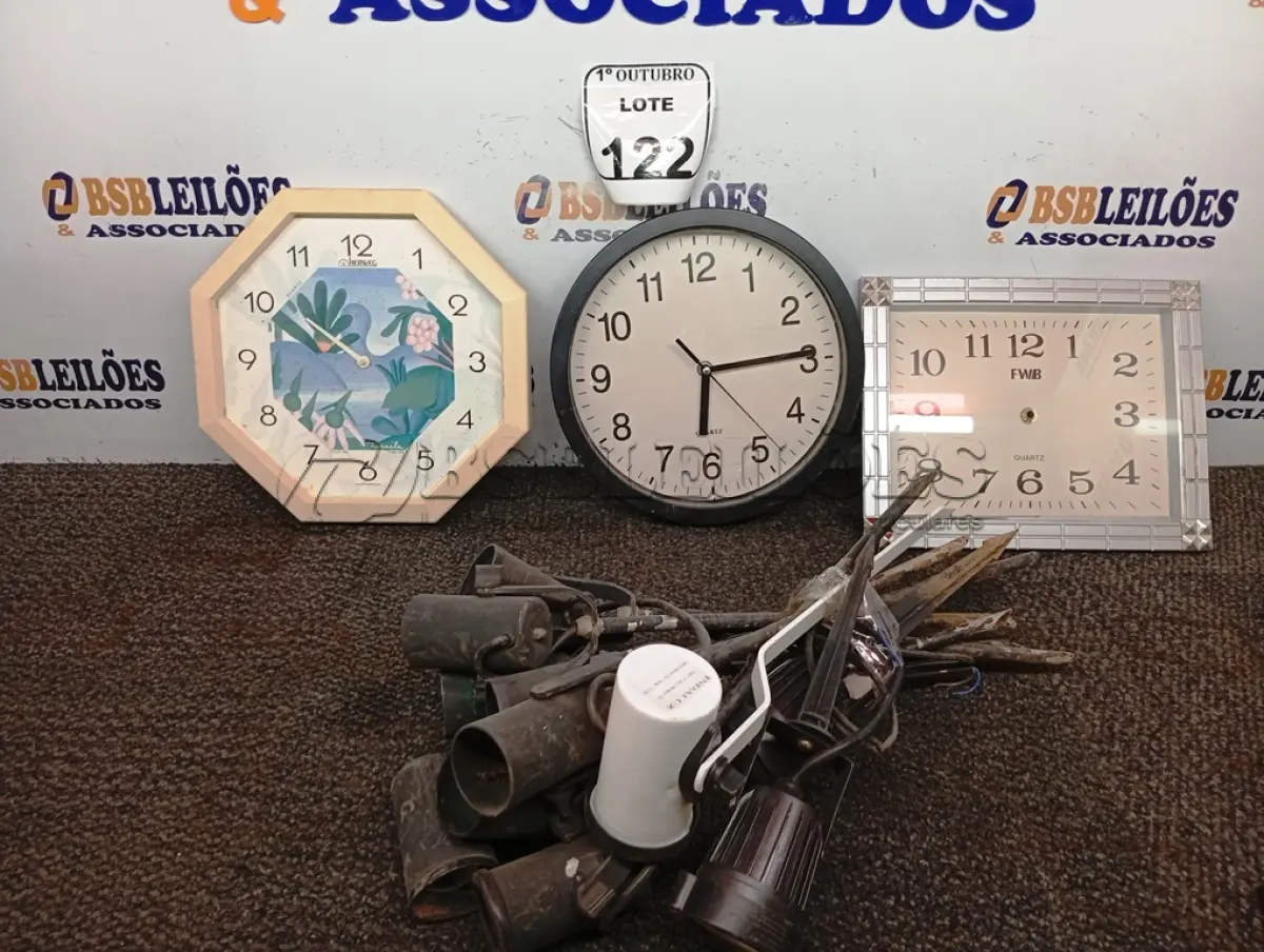 LOTE 122 - 01 LOTE COM 03 RELÓGIOS E DIVERSOS ESPETOS DE LED P/ JARDIM. (NO ESTADO) ATENÇÃO! FAZER A VISITAÇÃO ANTES DE ARREMATAR, NÃO SABEMOS SE FUNCIONA. LEILÃO NÃO TEM GARANTIA E NEM DEVOLUÇÃO, SUJEITO A POSSÍVEIS AVARIAS VISÍVEIS/OCULTAS E/OU AUSÊNCIA DE COMPONENTES.