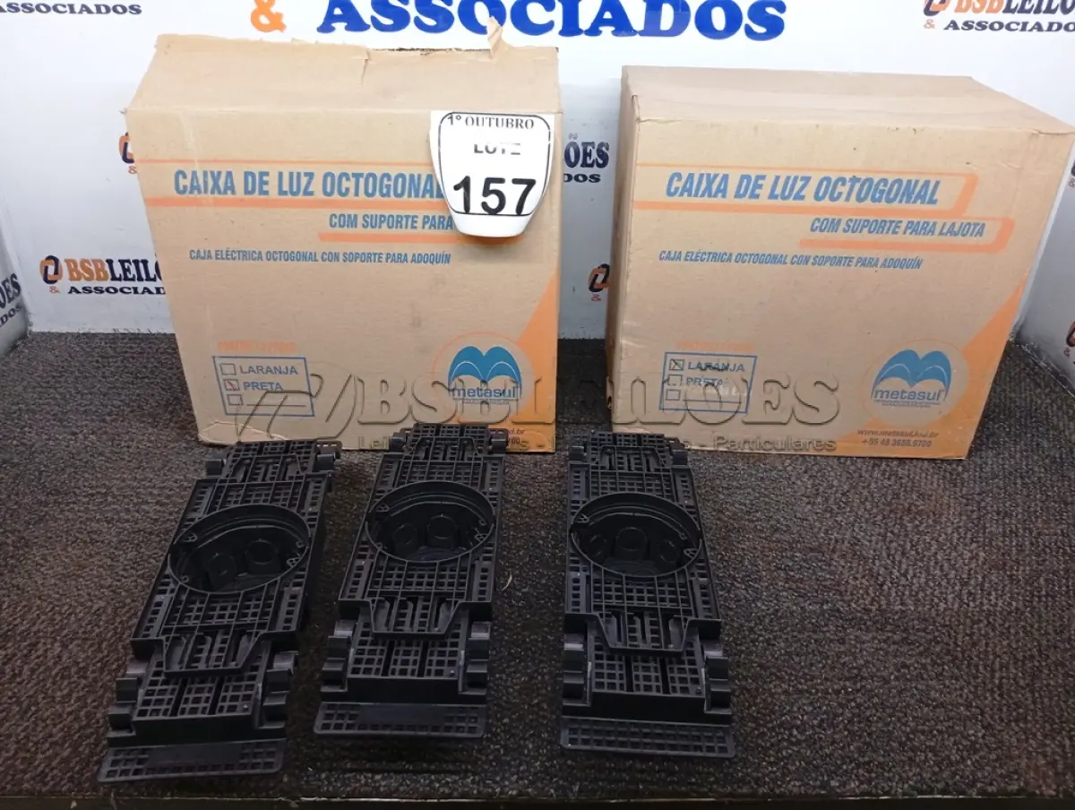LOTE 157 - 02 CAIXAS DE LUZ OCTOGONAL. (NO ESTADO) ATENÇÃO! FAZER A VISITAÇÃO ANTES DE ARREMATAR, NÃO SABEMOS SE FUNCIONA. LEILÃO NÃO TEM GARANTIA E NEM DEVOLUÇÃO, SUJEITO A POSSÍVEIS AVARIAS VISÍVEIS/OCULTAS E/OU AUSÊNCIA DE COMPONENTES.