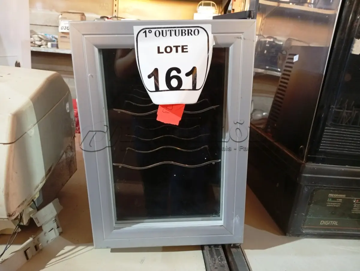 LOTE 161 - 01 ADEGA DYNASTY. (NO ESTADO) ATENÇÃO! FAZER A VISITAÇÃO ANTES DE ARREMATAR, NÃO SABEMOS SE FUNCIONA. LEILÃO NÃO TEM GARANTIA E NEM DEVOLUÇÃO, SUJEITO A POSSÍVEIS AVARIAS VISÍVEIS/OCULTAS E/OU AUSÊNCIA DE COMPONENTES.