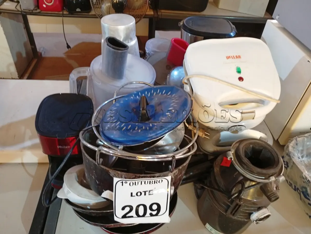 LOTE 209 - 01 LOTE COM DIVERSOS UTENSÍLIOS P/ COZINHA. (NO ESTADO) ATENÇÃO! FAZER A VISITAÇÃO ANTES DE ARREMATAR, NÃO SABEMOS SE FUNCIONA. LEILÃO NÃO TEM GARANTIA E NEM DEVOLUÇÃO, SUJEITO A POSSÍVEIS AVARIAS VISÍVEIS/OCULTAS E/OU AUSÊNCIA DE COMPONENTES.