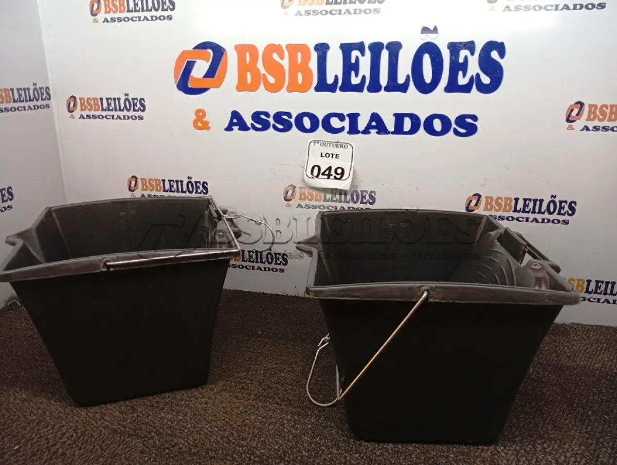 LOTE 049 - 02 BALDES DE PINTURA 15L CADA. (NO ESTADO) ATENÇÃO! FAZER A VISITAÇÃO ANTES DE ARREMATAR, NÃO SABEMOS SE FUNCIONA. LEILÃO NÃO TEM GARANTIA E NEM DEVOLUÇÃO, SUJEITO A POSSÍVEIS AVARIAS VISÍVEIS/OCULTAS E/OU AUSÊNCIA DE COMPONENTES.