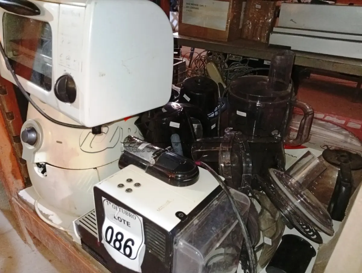 LOTE 086 - 01 FORNO ELÉTRICO, 01 AIR FRYER, 01 CAFETEIRA E 01 CHALEIRA ELÉTRICA (NO ESTADO) ATENÇÃO! FAZER A VISITAÇÃO ANTES DE ARREMATAR, NÃO SABEMOS SE FUNCIONA. LEILÃO NÃO TEM GARANTIA E NEM DEVOLUÇÃO, SUJEITO A POSSÍVEIS AVARIAS VISÍVEIS/OCULTAS E/OU AUSÊNCIA DE COMPONENTES.