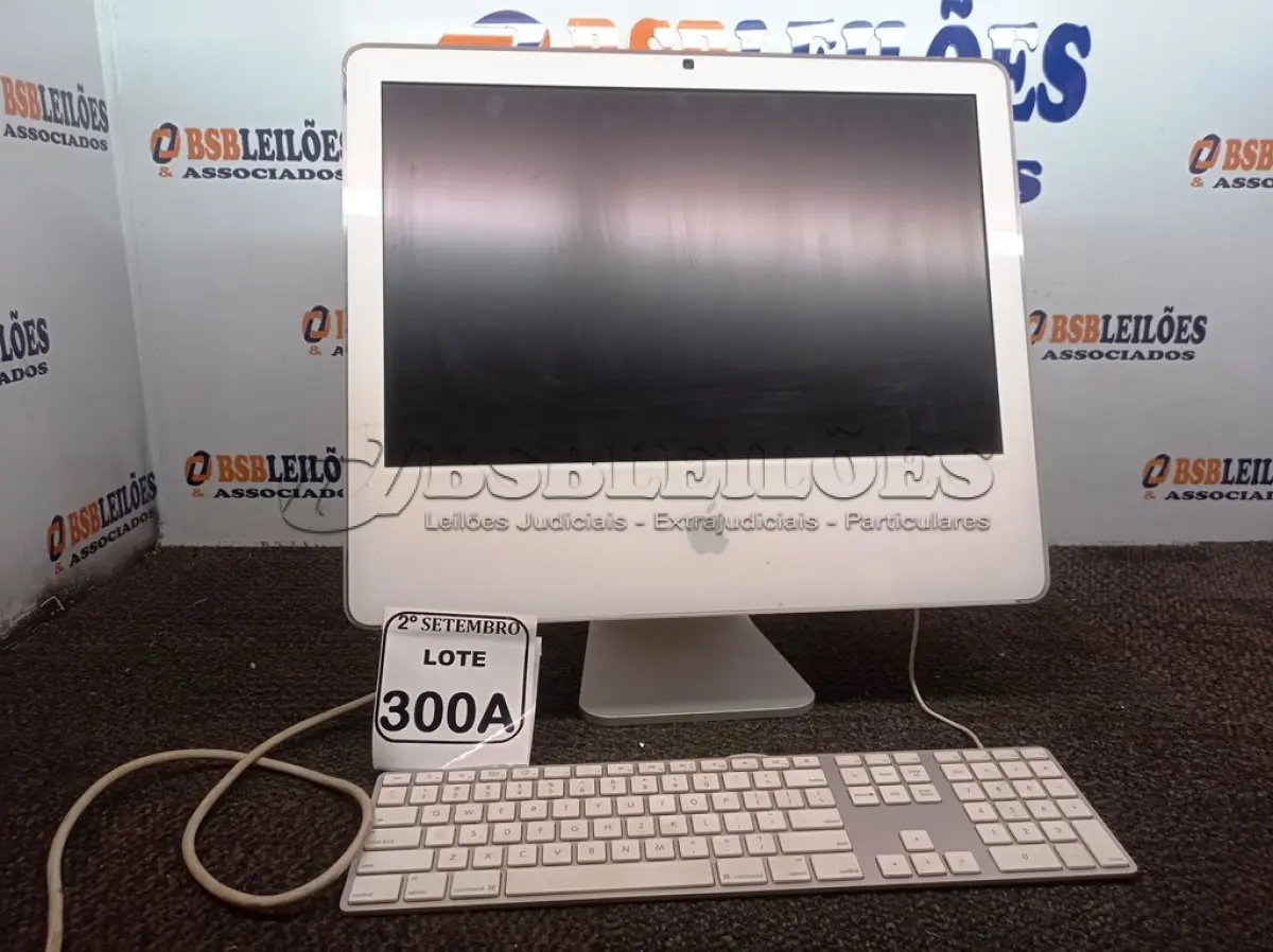 LOTE 300 - 01 IMAC E 01 TECLADO. (NO ESTADO) ATENÇÃO! FAZER A VISITAÇÃO ANTES DE ARREMATAR, NÃO SABEMOS SE FUNCIONA. LEILÃO NÃO TEM GARANTIA E NEM DEVOLUÇÃO, SUJEITO A POSSÍVEIS AVARIAS VISÍVEIS/OCULTAS E/OU AUSÊNCIA DE COMPONENTES.