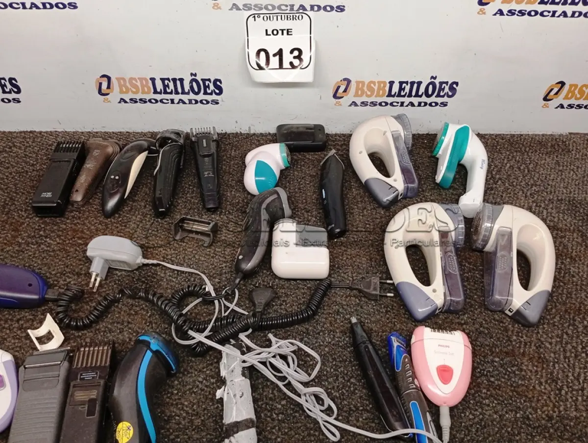 LOTE 013 - 01 LOTE COM DIVERSOS BARBEADORES ELÉTRICOS. (NO ESTADO) ATENÇÃO! FAZER A VISITAÇÃO ANTES DE ARREMATAR, NÃO SABEMOS SE FUNCIONA. LEILÃO NÃO TEM GARANTIA E NEM DEVOLUÇÃO, SUJEITO A POSSÍVEIS AVARIAS VISÍVEIS/OCULTAS E/OU AUSÊNCIA DE COMPONENTES.