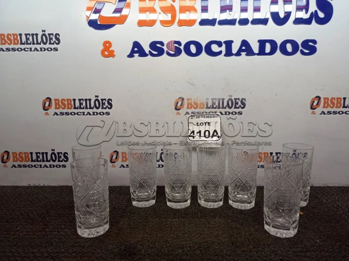 LOTE 410 - 01 BELISSIMO JOGO COM 08 COPOS DE WHISKY CRISTAL TCHECO. (NO ESTADO) ATENÇÃO! FAZER A VISITAÇÃO ANTES DE ARREMATAR, NÃO SABEMOS SE FUNCIONA. LEILÃO NÃO TEM GARANTIA E NEM DEVOLUÇÃO, SUJEITO A POSSÍVEIS AVARIAS VISÍVEIS/OCULTAS E/OU AUSÊNCIA DE COMPONENTES.